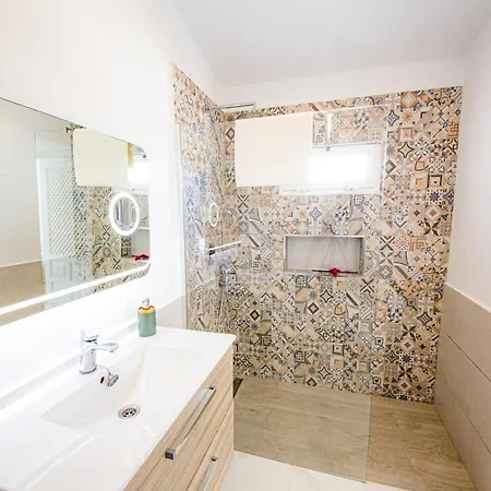 Point 3 Bed House Дом отдыха Арона