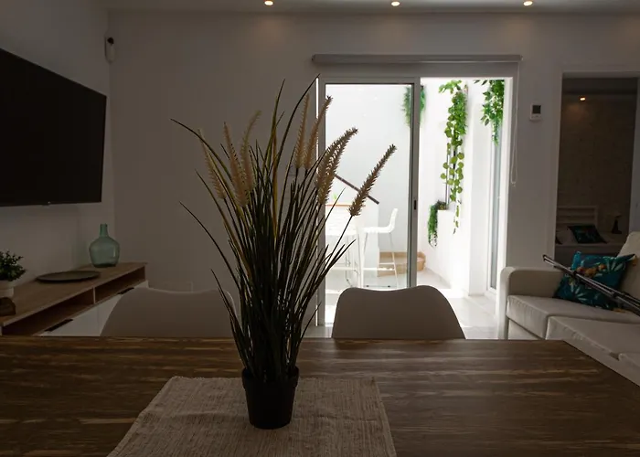 Point 3 Bed House Дом отдыха Арона