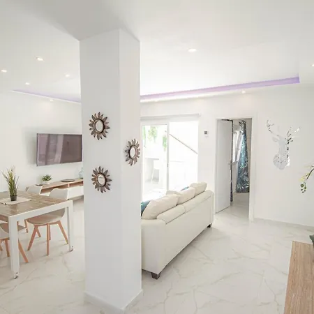 Point 3 Bed House 別荘