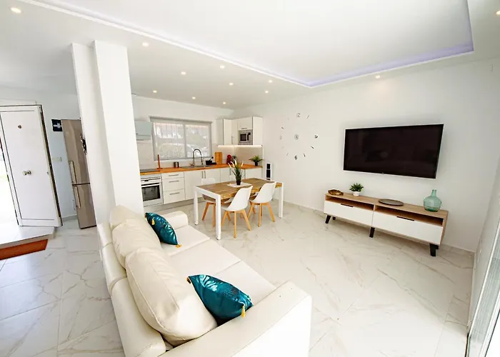 Point 3 Bed House أرونا