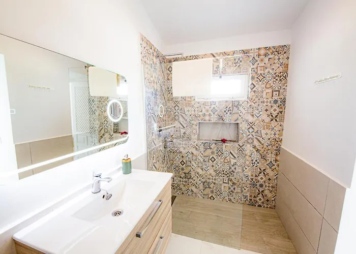 Point 3 Bed House بيت للعطل أرونا