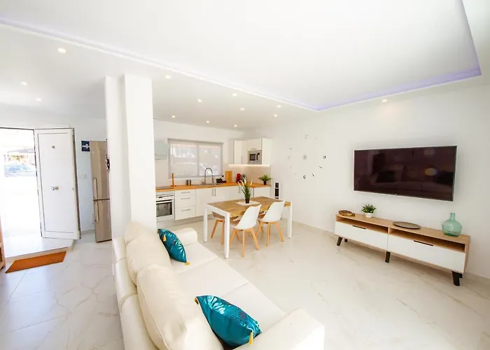 Point 3 Bed House أرونا